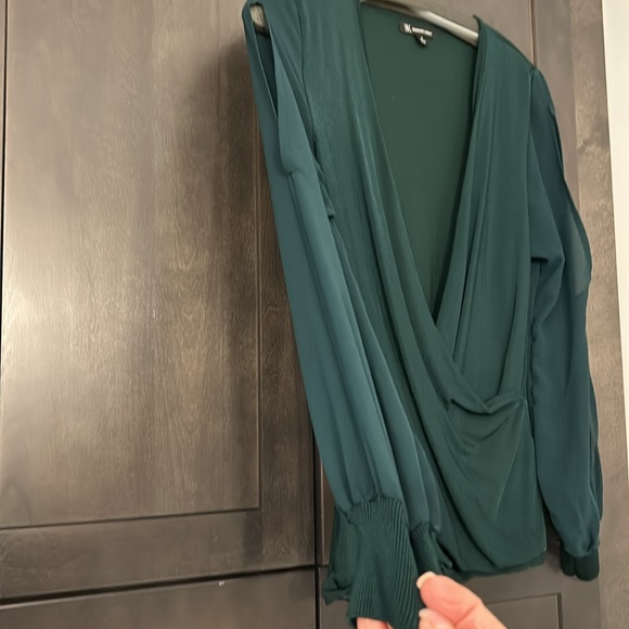 Sheer sleeve with open shoulder - Picture 2 of 2